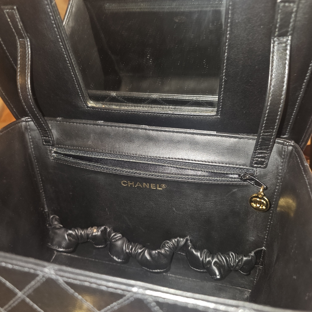 CHANEL Black Quilted Crossbody Bag with Gold Hardware - Picture 9 of 16